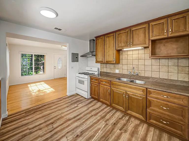 654 Patterson Ave — Photo 14