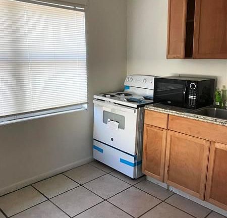 2nd image of 815 4th St APT 3