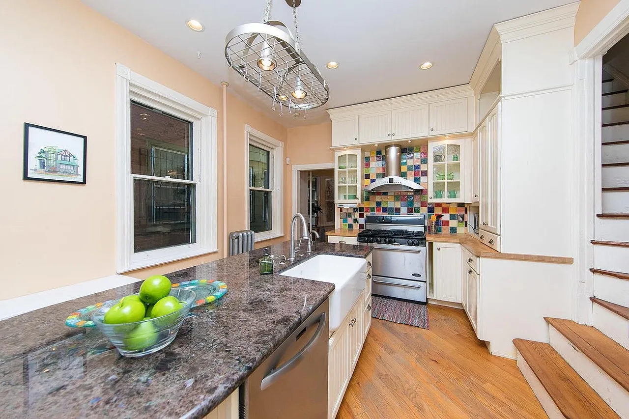 6 bed, 2.5 bath, 2955 sqft, $4,000 — Photo 3
