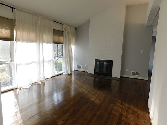 4th image of 6037 Grosvenor Ln