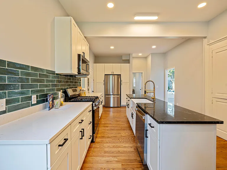 150 N Oak St — Photo 12