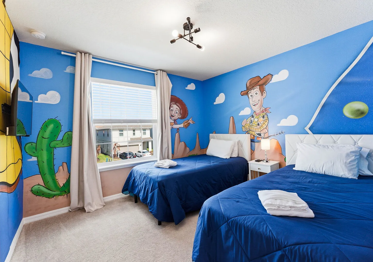Family Home with Pool, Mickey & Toy Story Rooms — Photo 3
