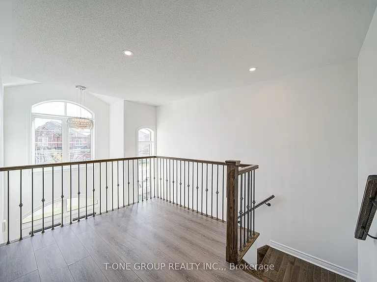 60 Lewis Ave — Photo 25