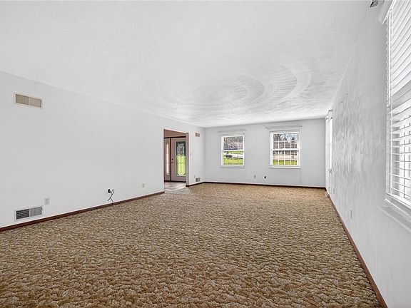 4th image of 110 Spring Dr