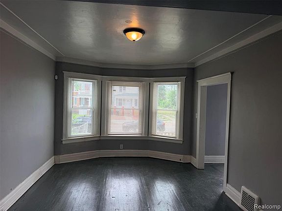 3rd image of 4622 Vancouver St