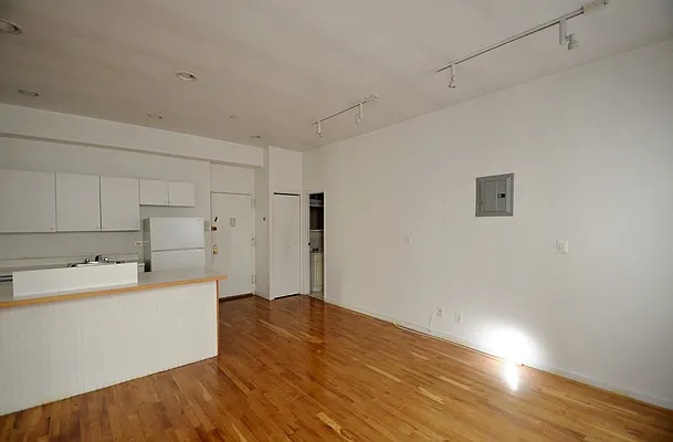 Rented by CITY SKYLINE REALTY INC | media 14