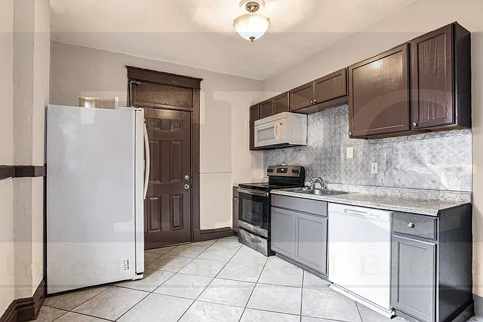 3 bed, 1.0 bath, 1200 sqft, $1,195 — Photo 3