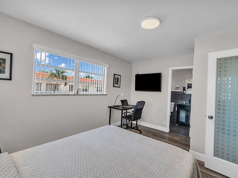 303 N Federal Hwy — Photo 11