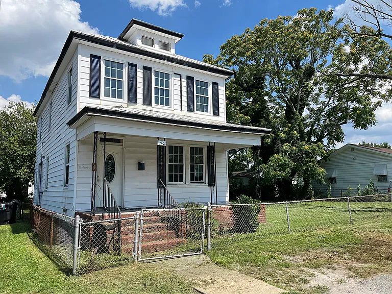 2401 Oak St — Photo 2