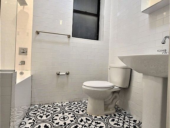 4th image of 1331 Pacific St APT 2