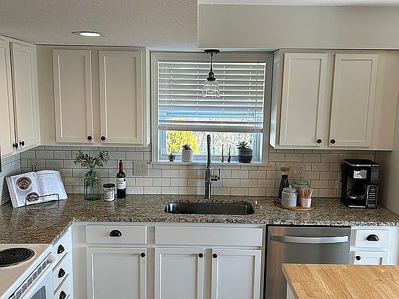 4th image of 1586 Singh St