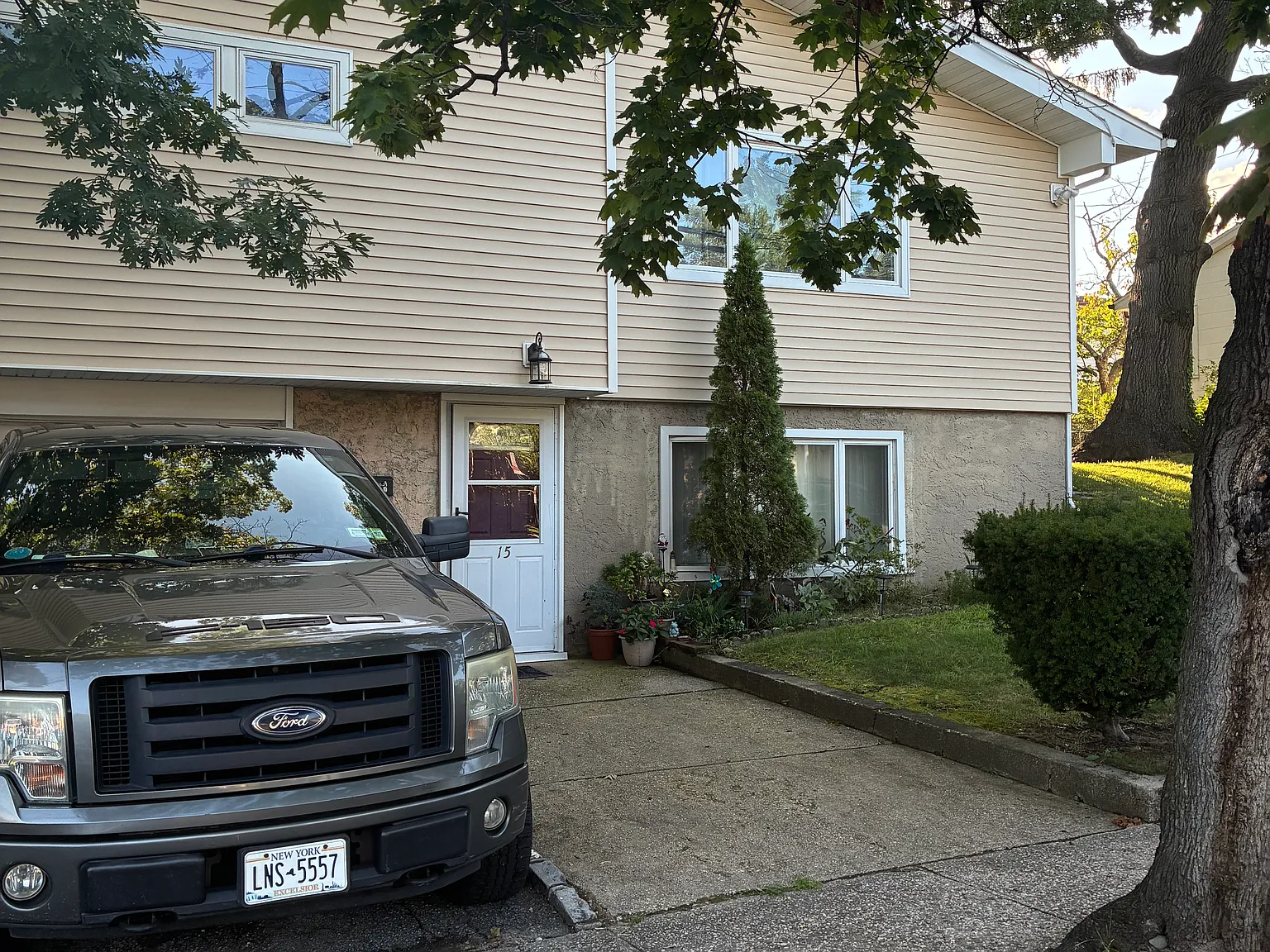4 bed, 2100 sqft, $6,300 — Photo 1