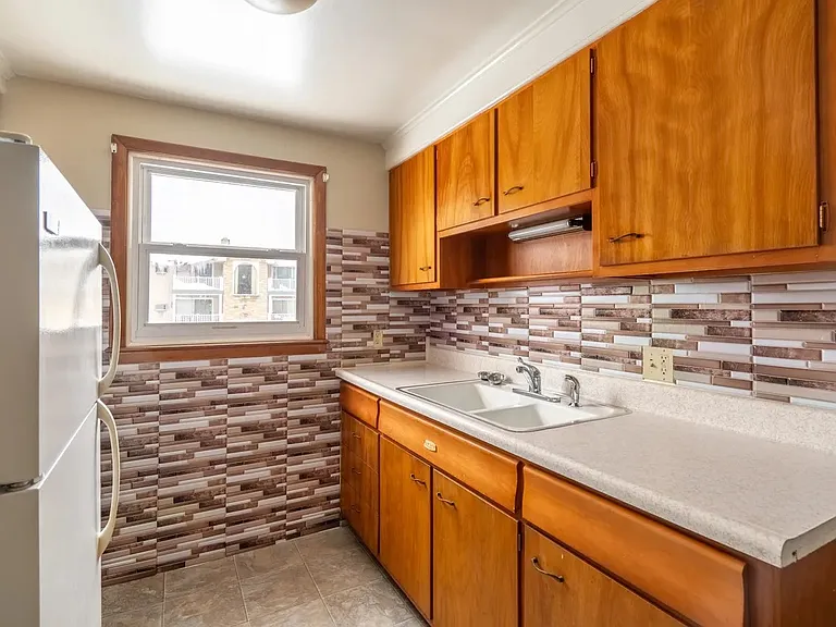 1240 Center Rd — Photo 9