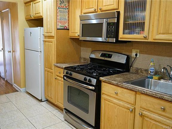 5th image of 843 E 222nd St