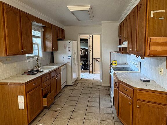 5th image of 202 Idlewood St
