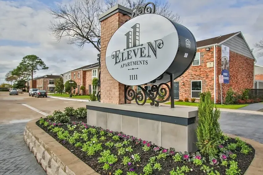 11Eleven Apartments — Photo 4
