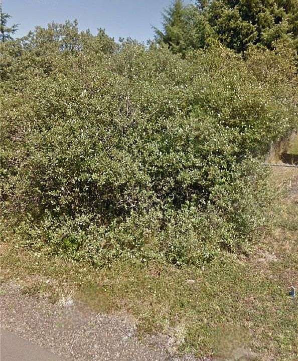 1st image of 750 Island Cir SE