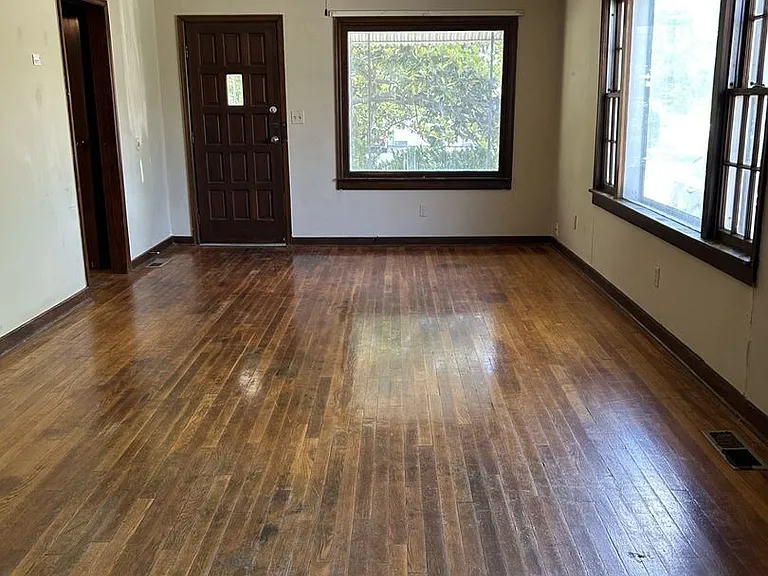 403 E Jefferson St — Photo 2