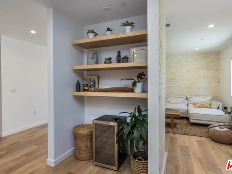 23028 Burbank Blvd — Photo 14