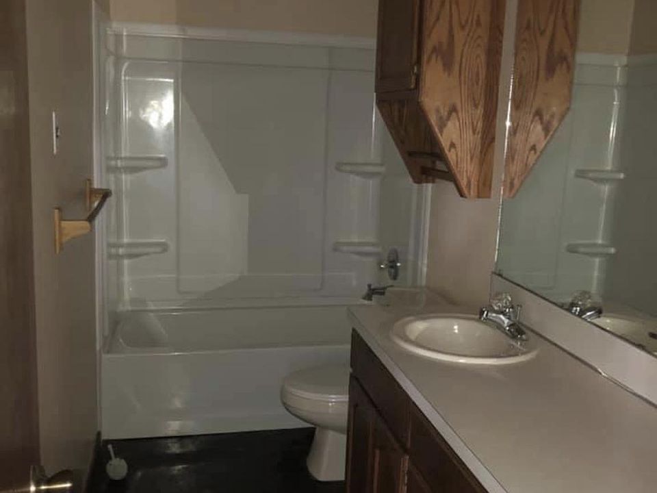 2nd image of 527 Lakeside Dr
