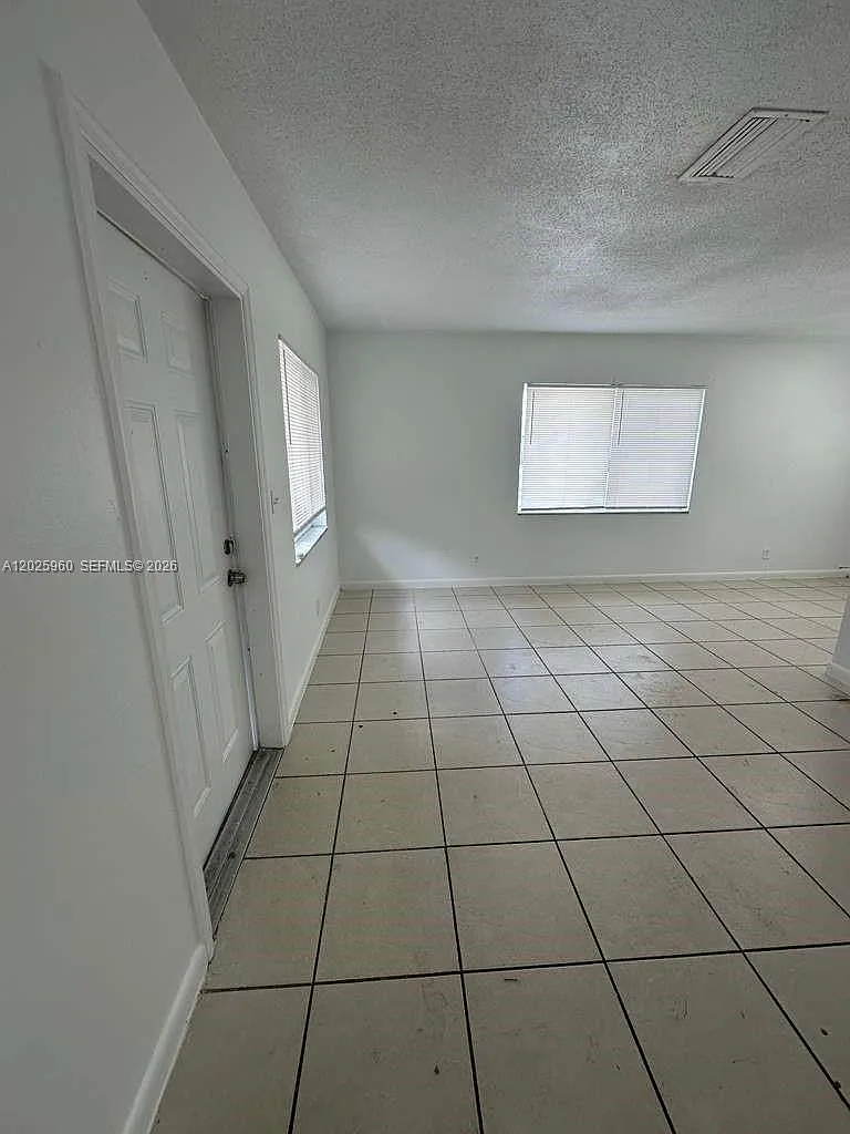 2 bed, 1.0 bath, 3570 sqft, $1,600 — Photo 3