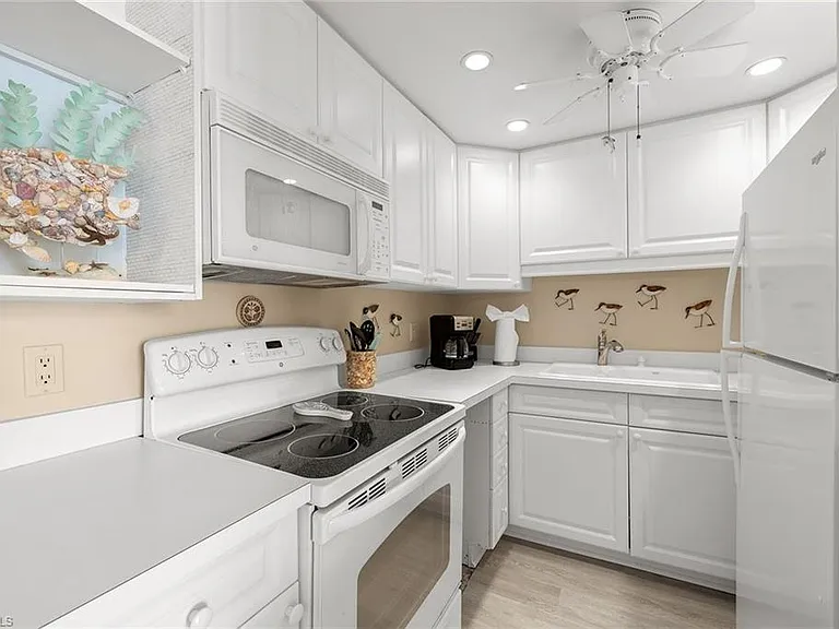 140 Seaview Ct #S902 — Photo 7