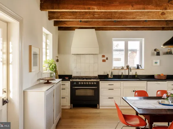 8139 Shawnee St, Philadelphia, PA 19118