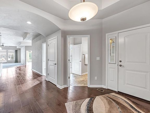 5th image of 210 N BEDFORD ROAD