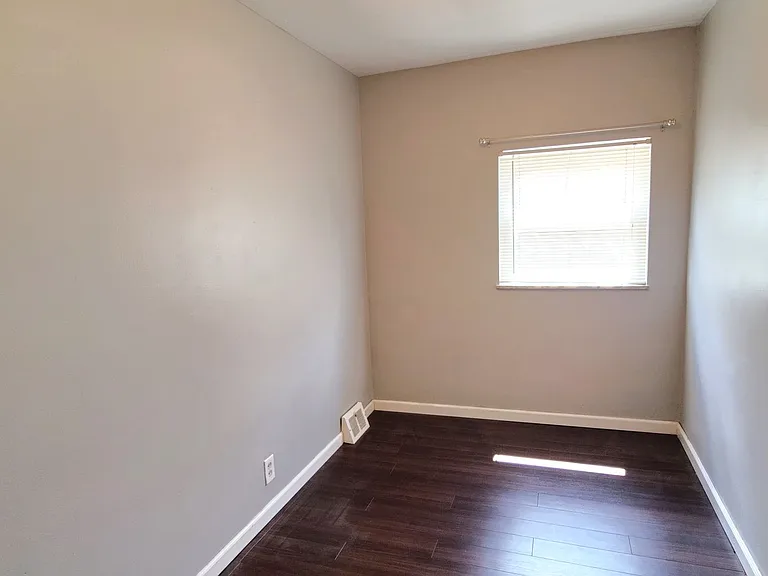 2717 Jane St — Photo 8