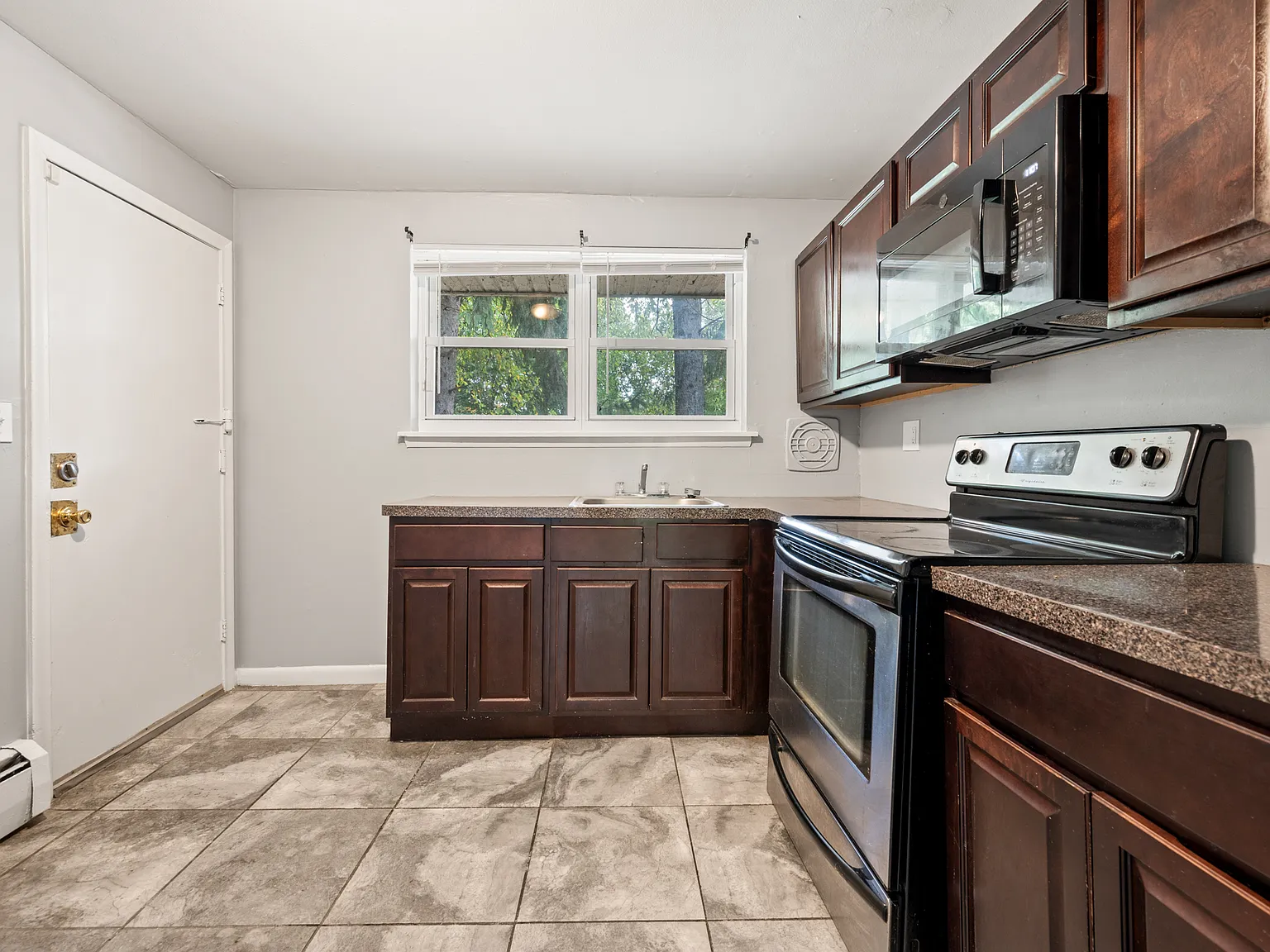 2 bed, 900 sqft, $1,400 — Photo 4