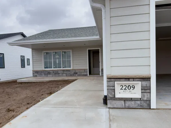 2209 E 42nd St, Kearney, NE 68847