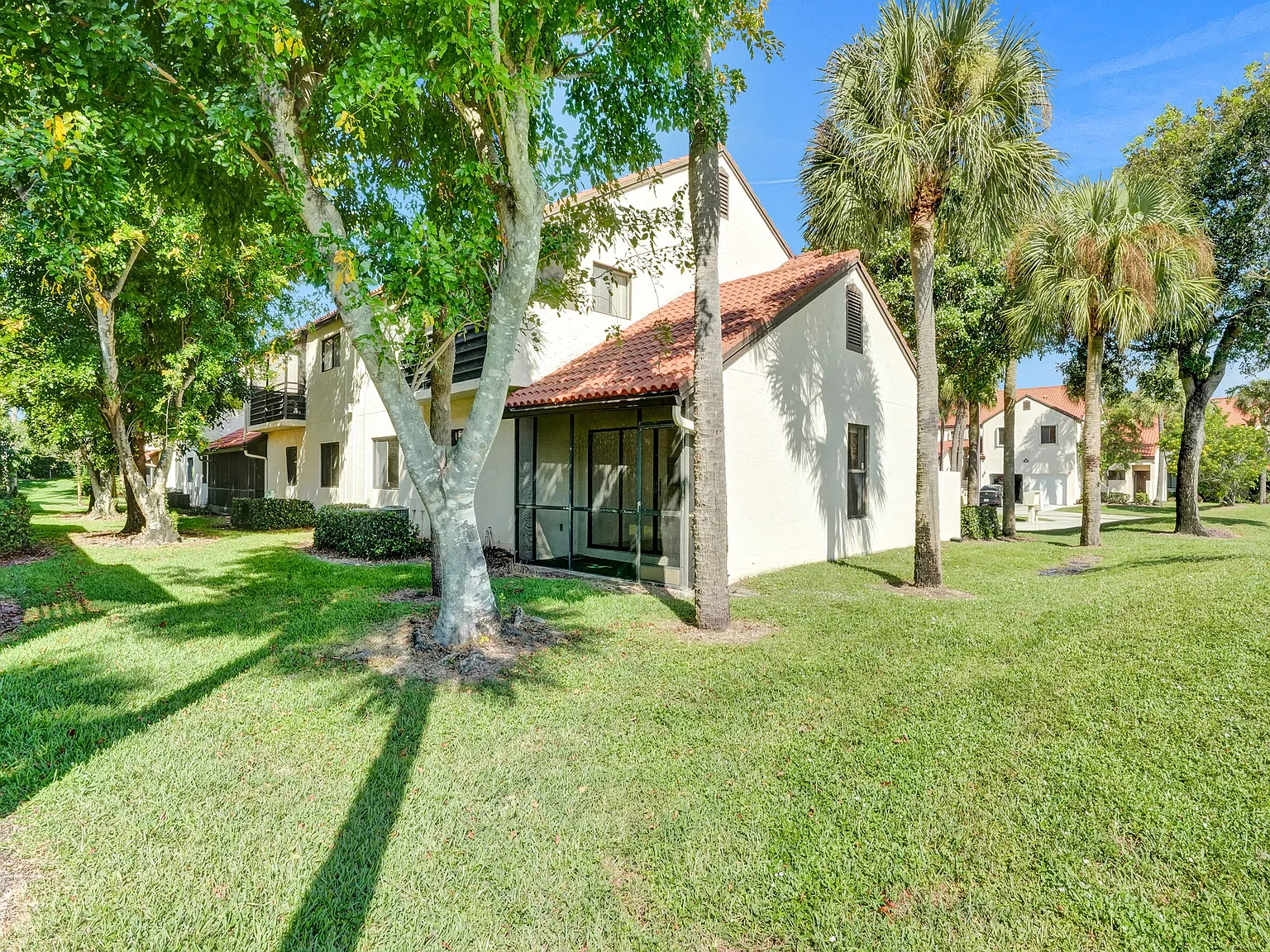 2 bed, 2.0 bath, 996 sqft, $2,399 — Photo 2