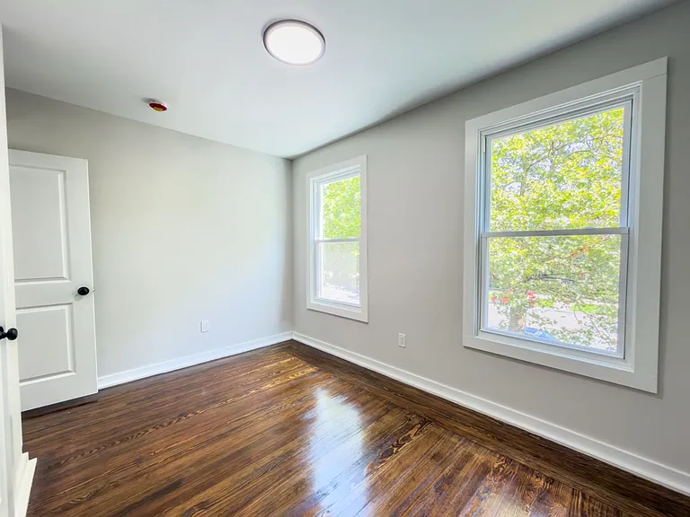 560 Howard Ave — Photo 19