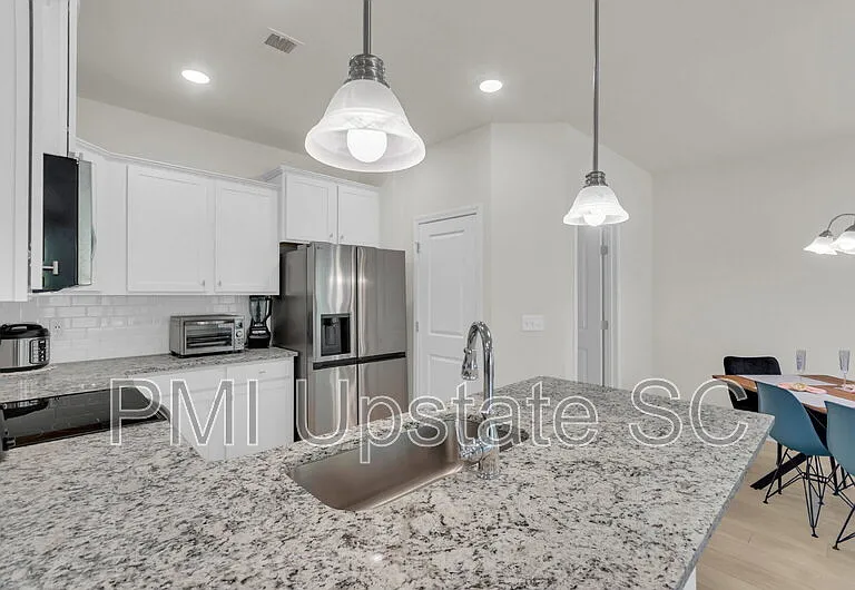1110 Silverbend Trl — Photo 9