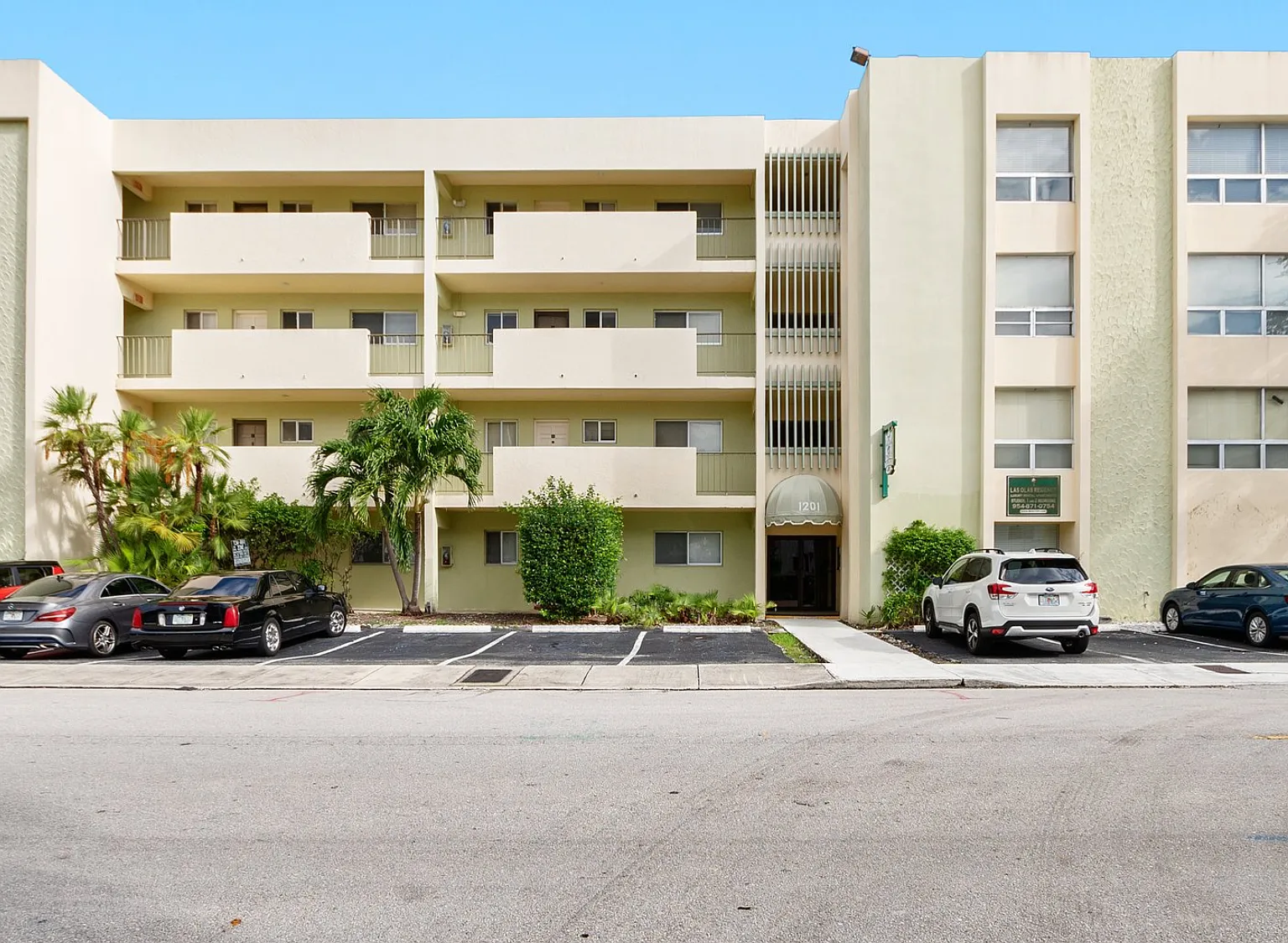Las Olas Regency — Photo 1