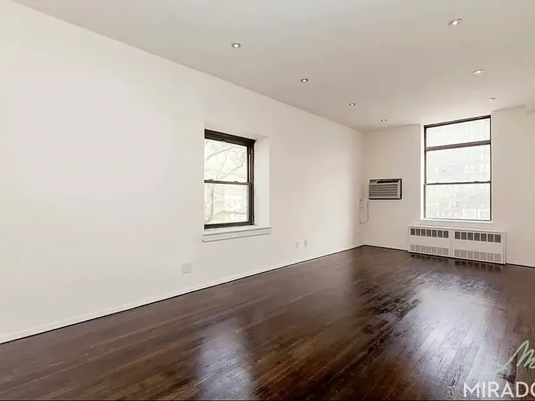 304 E 20th St #4G — Photo 1
