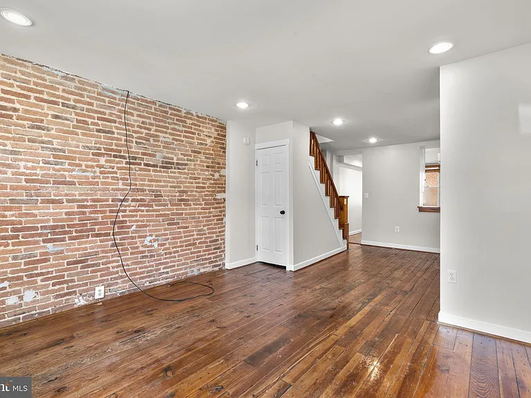 112 E Randall St — Photo 5