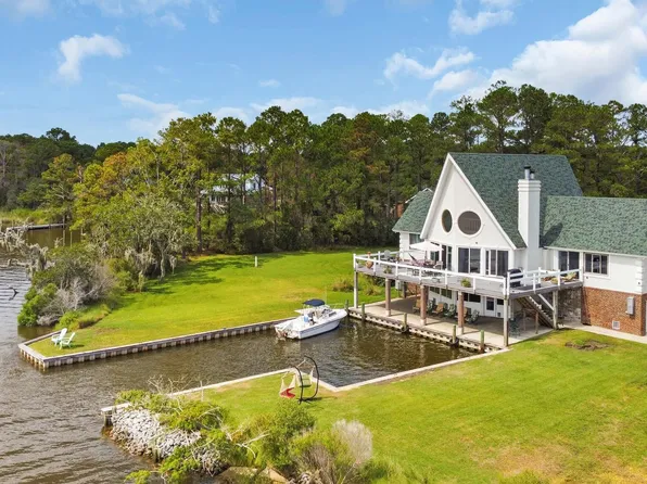 104 Crows Nest Street, Oriental, NC 28571