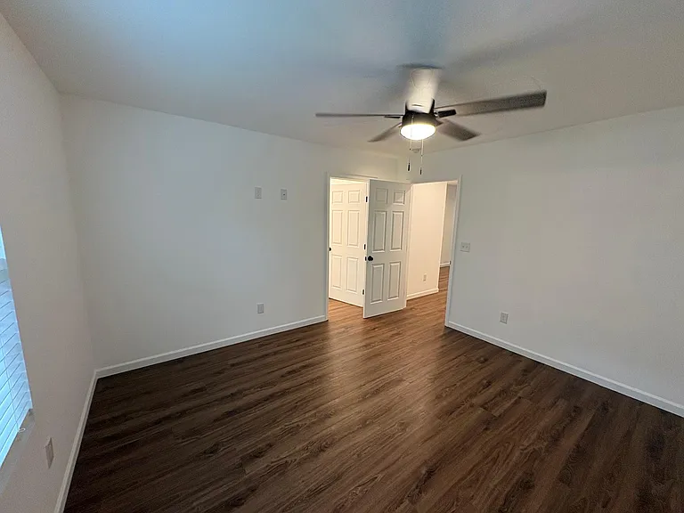 538 E State St — Photo 17
