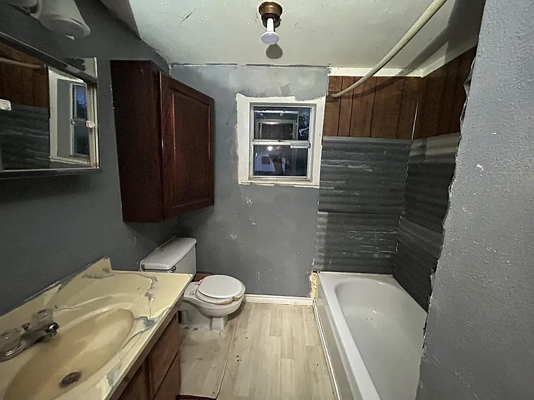 221 S Central Ave — Photo 25
