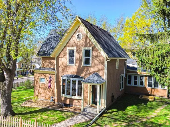 906 4th St N, Stillwater, MN 55082