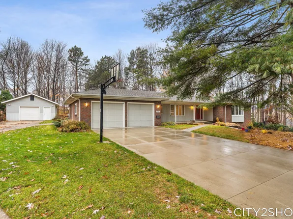 8351 Pleasant Ridge Ct, Jenison, MI 49428