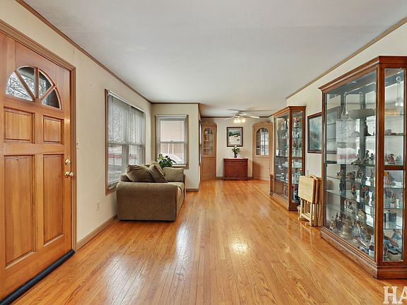 3rd image of 911 Elmdale Rd