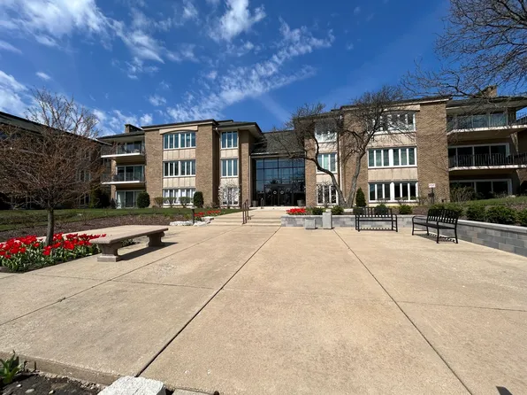 1 Oak Brook Club Dr APT A105, Oak Brook, IL 60523