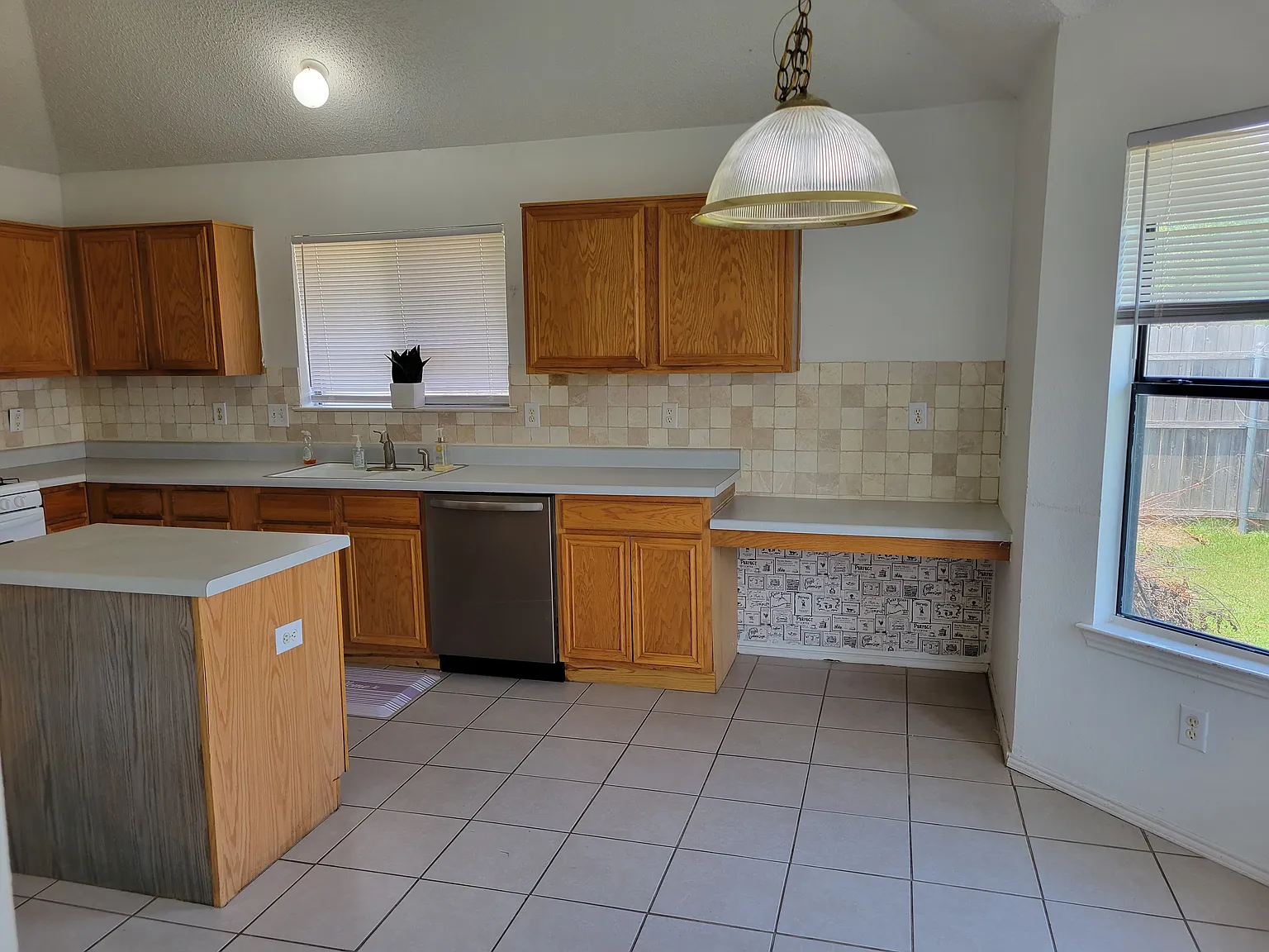 3 bed, 1890 sqft, $2,195 — Photo 4