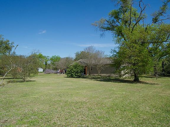 3rd image of 1013 Walton Dr