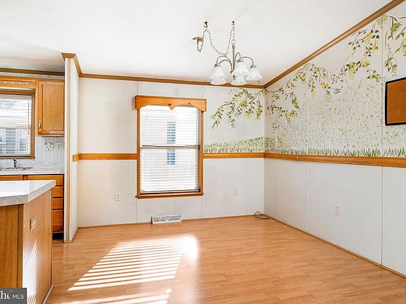 5th image of 405 Maplehurst Ct