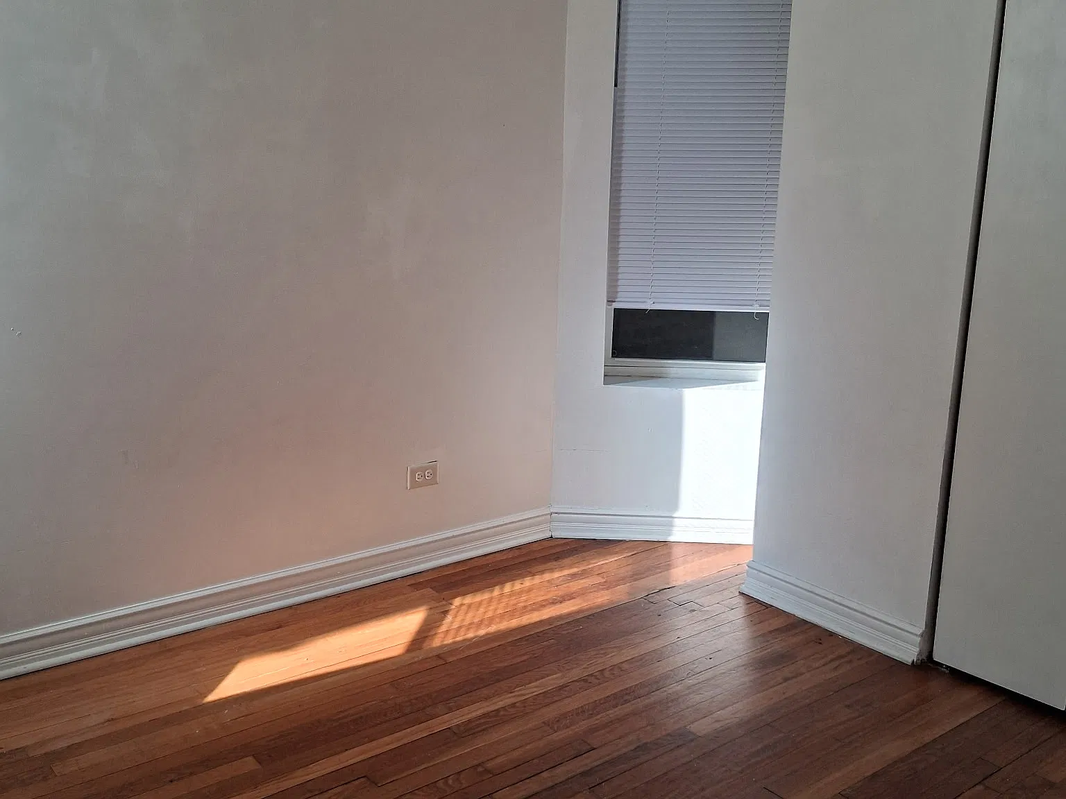 6619 S Rhodes Ave — Photo 4