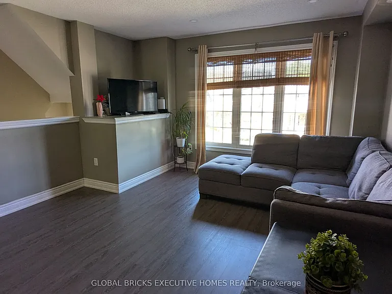 1218 Lamont Cres — Photo 5