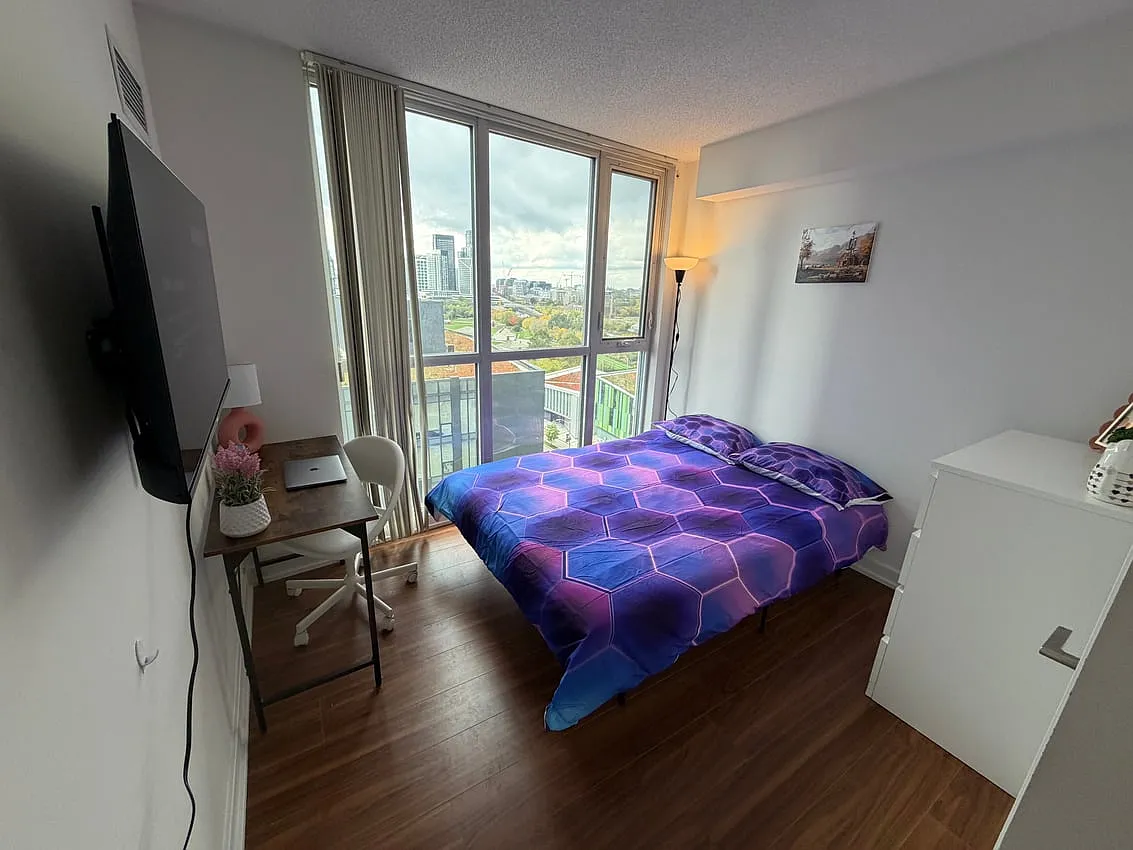 Premium Deluxe Room - Queens Wharf Rd & Fort York Blvd — Photo 4